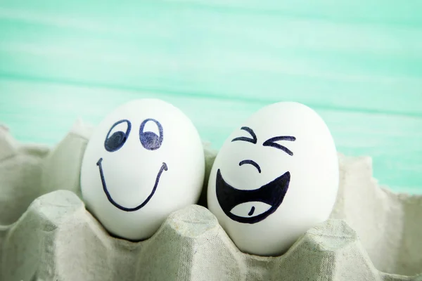 Ovos Com Rostos Engraçados Pacote Caixa — Fotografia de Stock