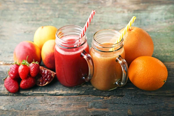 Κόκκινο Smoothie Γυάλινα Βάζα Φρούτα Γκρι Ξύλινο Τραπέζι — Φωτογραφία Αρχείου