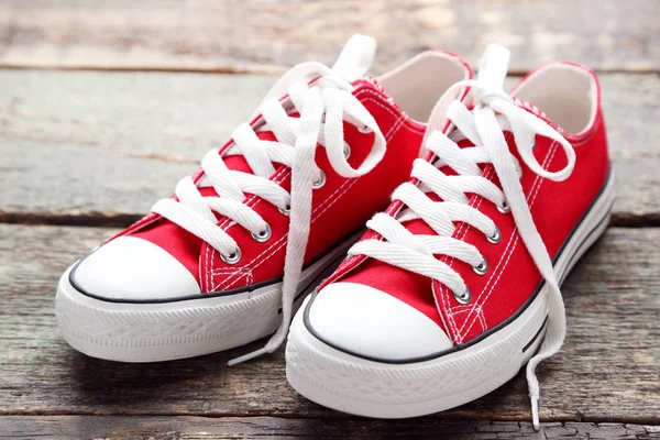 Par Zapatillas Rojas Sobre Mesa Madera Gris — Foto de Stock