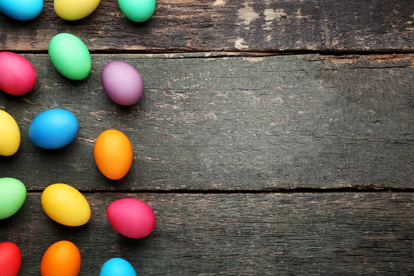 Gri Ahşap Masa Üzerinde Renkli Paskalya Yumurtaları — Stok fotoğraf
