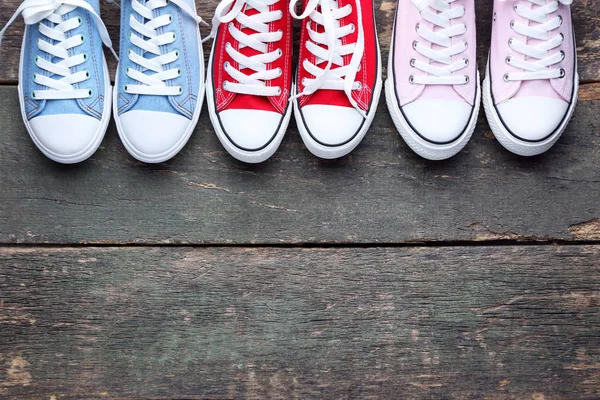 Verschillende Kleurrijke Sneakers Grijze Houten Tafel — Stockfoto