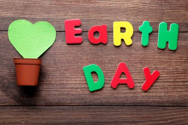 Yazıt Dünya günü yeşil kağıt kalp ahşap masa pot ile