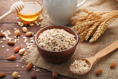 Kase ve ahşap masa kaşık yulaf gevreği