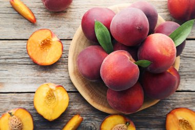 Olgun ve tatlı nektarin meyve gri ahşap tablo