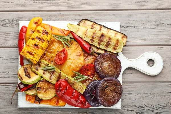 Grilled Vegetables White Cutting Board — Stock Photo, Image