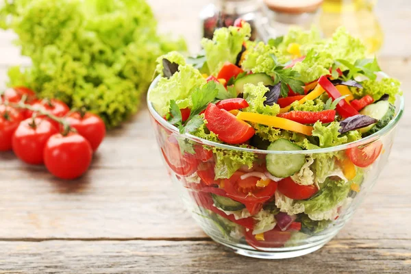 Salada Legumes Tigela Vidro Mesa Madeira Cinza — Fotografia de Stock