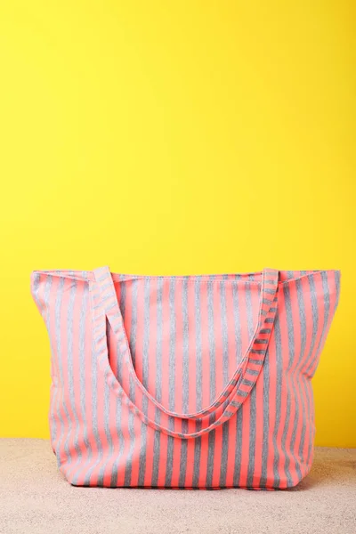 Bolsa Verano Rosa Colocada Sobre Arena Fondo Amarillo Pared —  Fotos de Stock