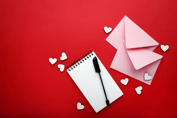 Weiße Herzen Mit Umschlägen Notizbuch Und Stift Auf Rotem Hintergrund — Stockfoto