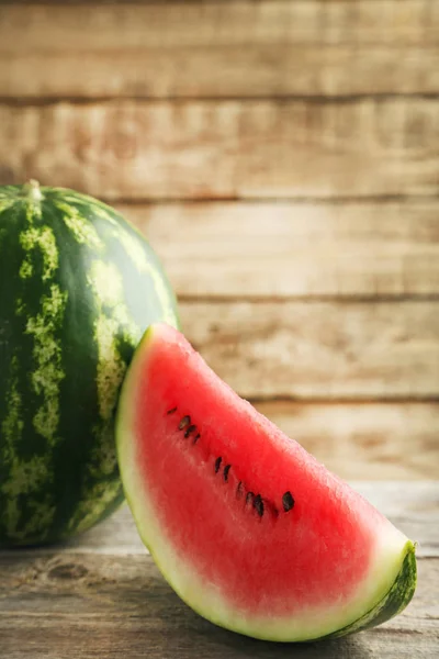 Scheibe Wassermelone Auf Braunem Holztisch — Stockfoto