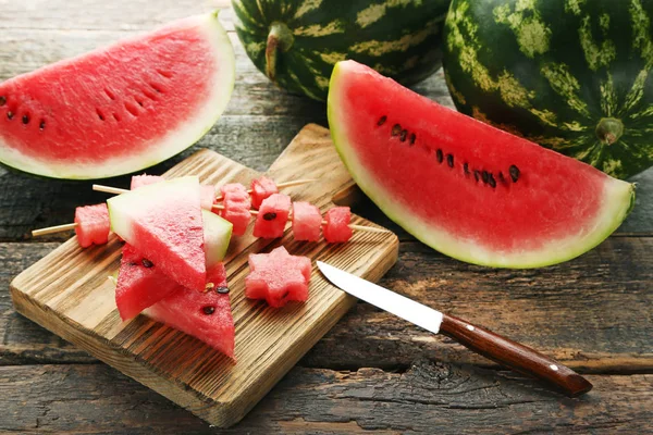 Wassermelonenscheiben Mit Schneidebrett Und Messer Auf Grauem Holztisch — Stockfoto