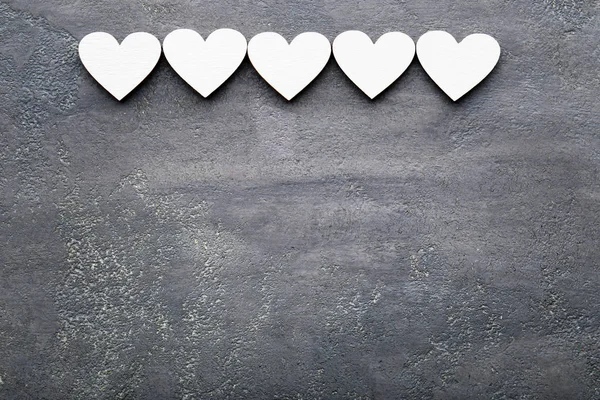 Λευκές Ξύλινες Καρδιές Γκρίζο Πίνακα — Φωτογραφία Αρχείου