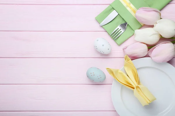 Μαχαιροπίρουνα Κουζίνα Πασχαλινά Αυγά Και Λουλούδια Τουλίπα Ροζ Ξύλινο Τραπέζι — Φωτογραφία Αρχείου