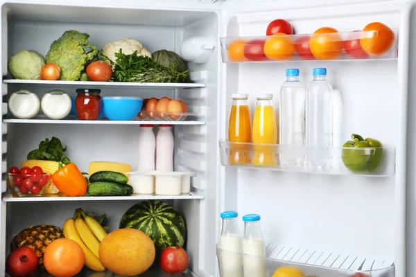 Sebze ve meyve dolu bir buzdolabı.