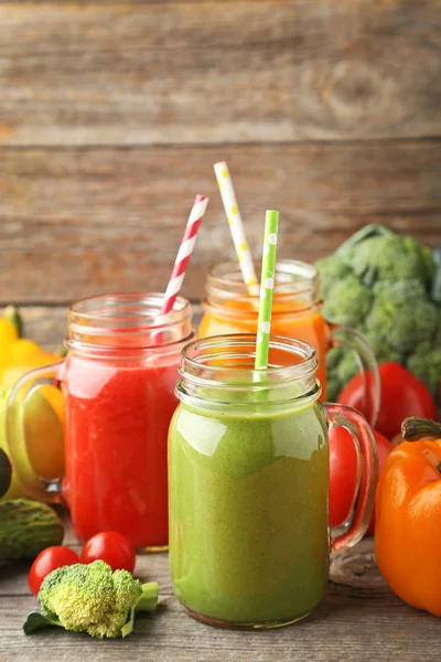 Smoothie Van Groenten Potten Verse Groenten Houten Tafel — Stockfoto