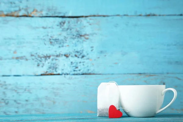 Tasse Tee Mit Rotem Herz Und Teebeutel Auf Holztisch — Stockfoto