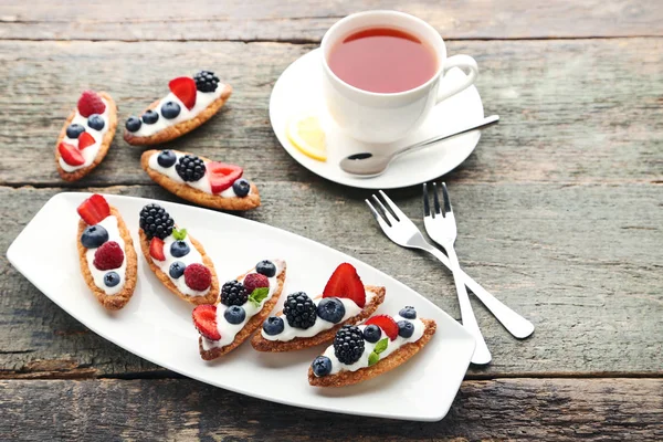 Tartlets com xícara de chá em mesa de madeira cinza — Fotografia de Stock