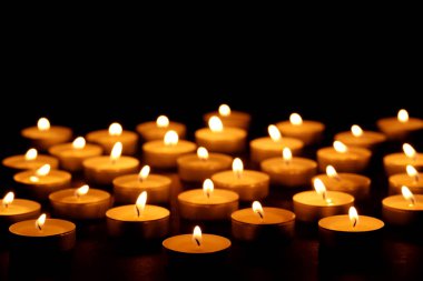 Siyah arkaplanda mum yakılıyor