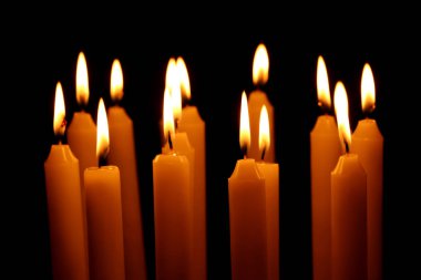 Siyah arkaplanda mum yakılıyor