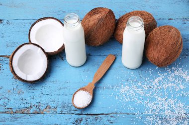 Hindistancevizi ile pul kaşık ve şişe süt mavi ahşap tablo