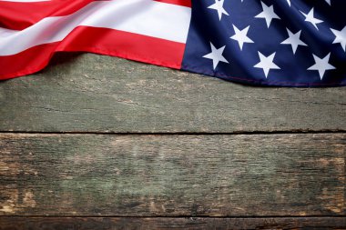 Gri ahşap masa üzerinde Amerikan bayrağı