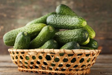 Sepette gri ahşap masa üzerinde taze salatalık