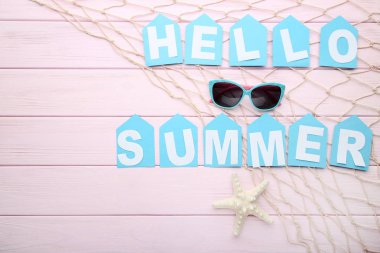 Yazıt Merhaba yaz deniz yıldızı, güneş gözlüğü ile balık üzerinde ahşap masa ağı