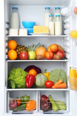 Sebze ve meyve dolu bir buzdolabı.