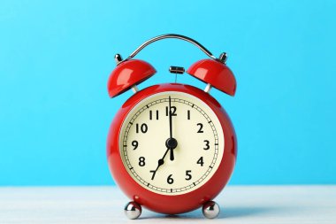 Mavi arka plan üzerinde Kırmızı Alarm Clock