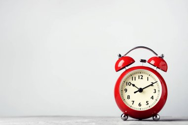 Gri arka plan üzerinde kırmızı çalar saat