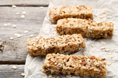 Lezzetli granola barlar ahşap tablo