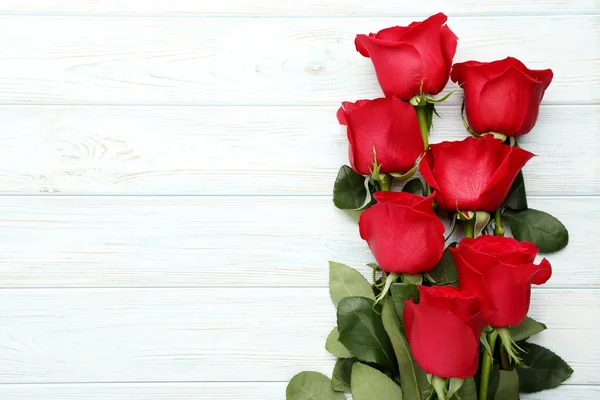 Ramo Rosas Rojas Sobre Mesa Madera Blanca — Foto de Stock