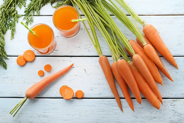 Свежий Морковный Сок Стаканах Белом Деревянном Столе — стоковое фото