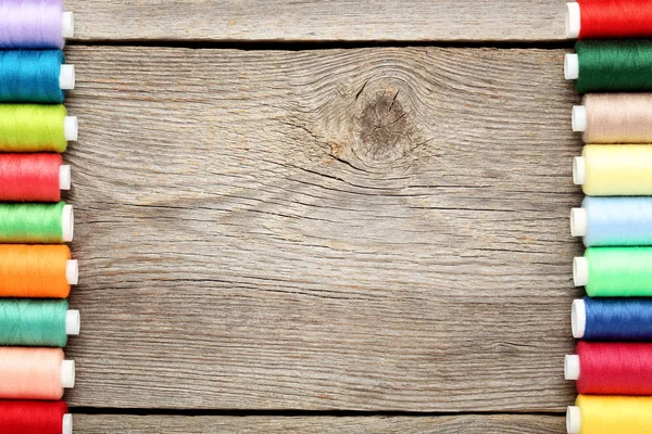 Bunte Garnspulen Auf Grauem Holztisch — Stockfoto