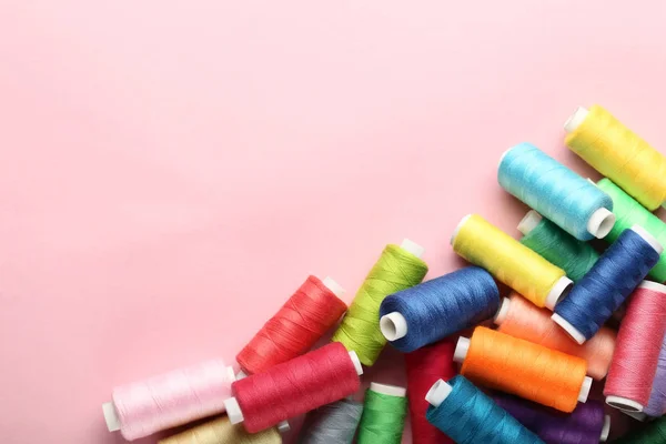 Färgglada Trådrullar Rosa Bakgrund — Stockfoto