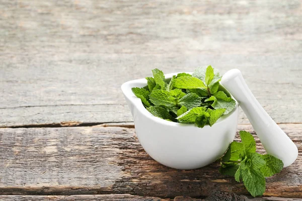 Hojas Menta Fresca Mortero Sobre Mesa Madera Gris — Foto de Stock