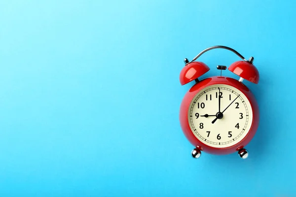 Mavi Arka Plan Üzerinde Kırmızı Alarm Clock — Stok fotoğraf