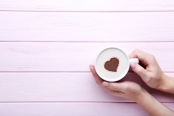 Weibliche Hände Mit Einer Tasse Kaffee Auf Hölzernem Hintergrund — Stockfoto