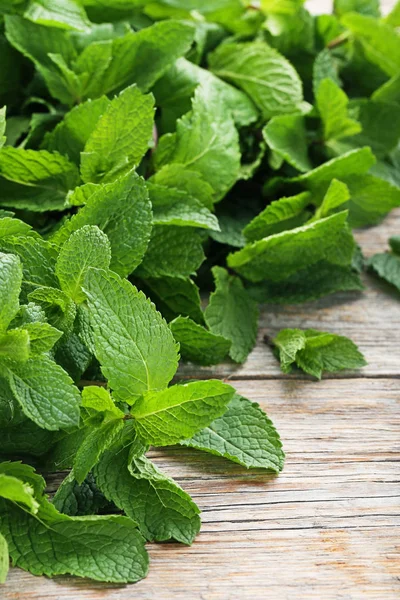 Hojas Menta Fresca Sobre Mesa Madera Gris — Foto de Stock