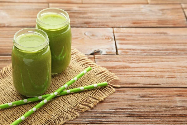 Flessen Sap Met Komkommer Selderij Broccoli Bruin Houten Tafel — Stockfoto