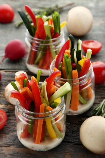 Gemüsescheiben Gläsern Auf Holztisch — Stockfoto