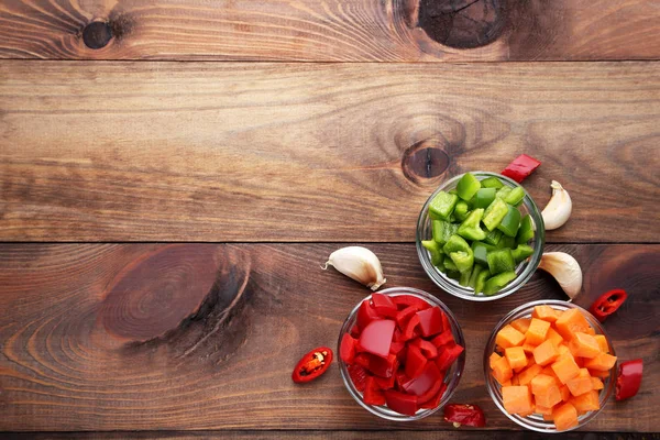 Verduras Frescas Rodajas Cuencos Sobre Mesa Madera Marrón — Foto de Stock