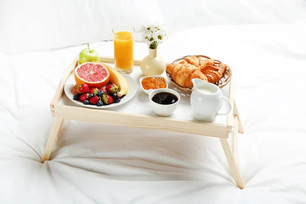 Pequeno Almoço Saboroso Cama Bandeja Madeira — Fotografia de Stock
