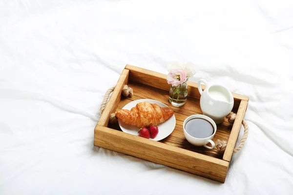 Вкусный Завтрак Постели Деревянном Подносе — стоковое фото