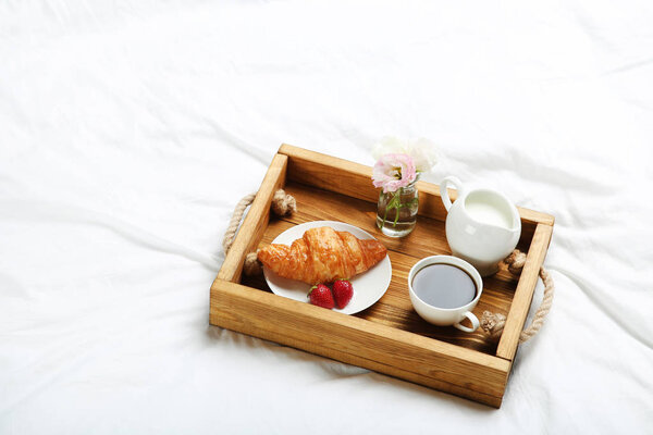 Вкусный завтрак в постели на деревянном подносе
