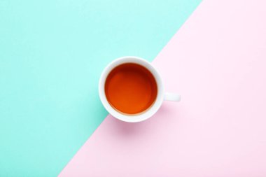 Renkli arka plan üzerinde çay