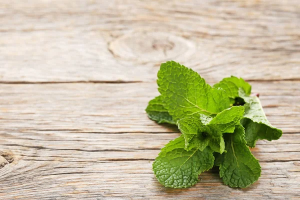 Verse Muntblaadjes Grijs Houten Tafel — Stockfoto