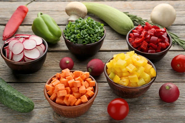 Čerstvé Nakrájené Zeleniny Miskách Dřevěný Stůl — Stock fotografie