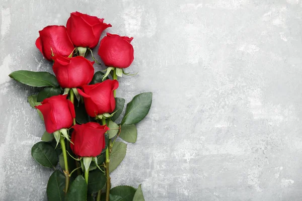 Μπουκέτο Από Κόκκινα Τριαντάφυλλα Γκρι Ξύλινο Τραπέζι — Φωτογραφία Αρχείου