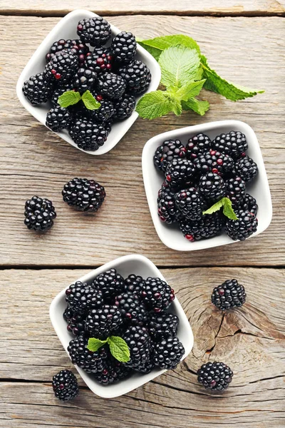 木制桌子上的碗里有成熟的甜黑莓 — 图库照片
