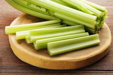 Ahşap masa üzerinde kesme tahtası üzerinde kereviz.